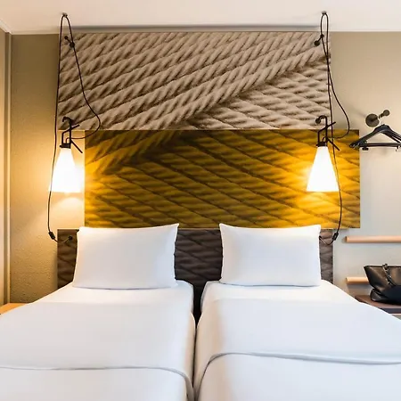 Ibis Hauptbahnhof Hotel 3*