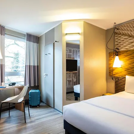 Ibis Hauptbahnhof Hotel 3*
