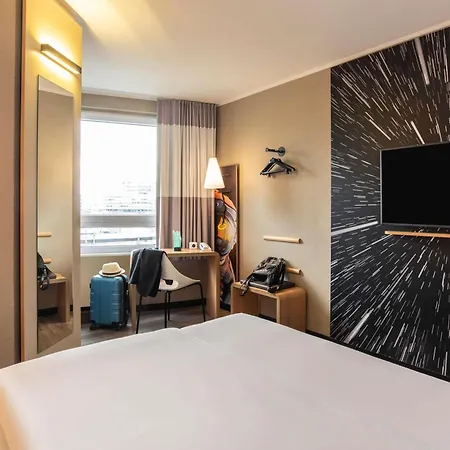 Ibis Hauptbahnhof Hotel 3*